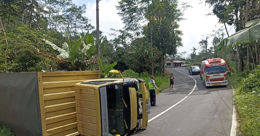 Supir Diduga Tak Kuasai Medan Jalan, Truck Muatan Paket Terguling Di&nbsp;Purbalingga