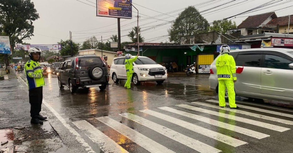 Diguyur Hujan, Polisi di Purbalingga Tetap Atur Lalu Lintas Cegah&nbsp;Kemacetan