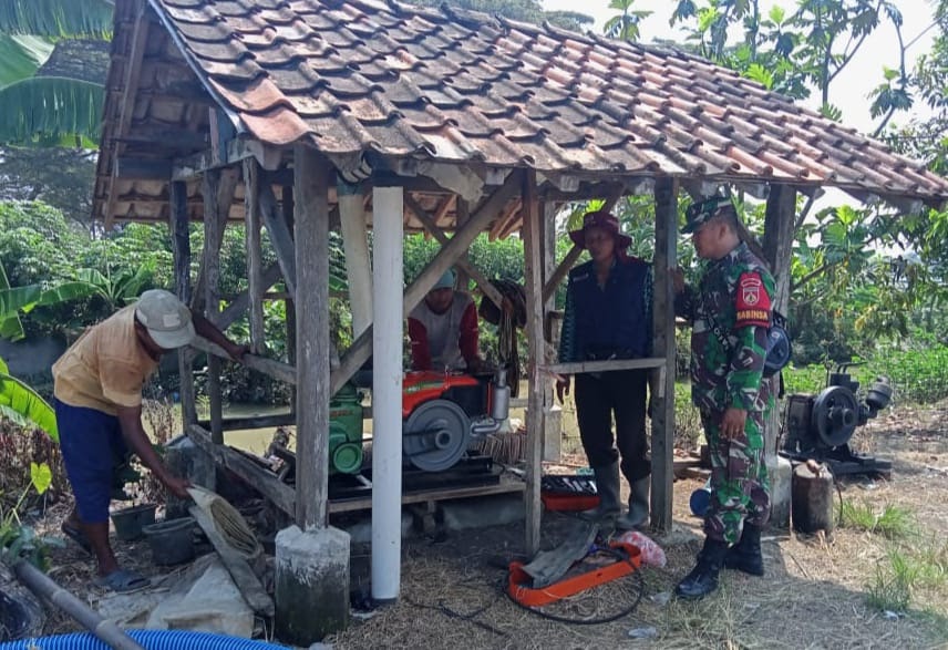 Babinsa Koramil 02/Taman Laksanakan Pengecekan Pompa Air Di Desa Kedung&nbsp;Banjar