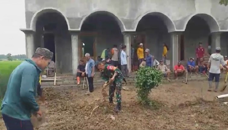 Mempererat Kebhinekaan, Begini Cara Babinsa Memakmurkan Masjid