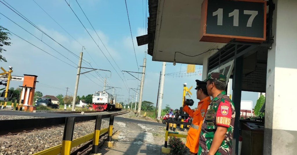 Babinsa Desa Sekaran Lakukan Patroli Bersama Petugas PJL Perlintasan Kereta Api Pakis