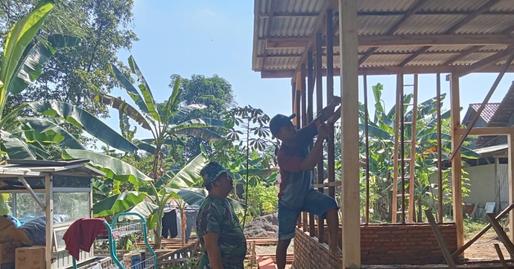 Gotong Royong Membangun Rumah Layak Huni di Desa&nbsp;Tumbal