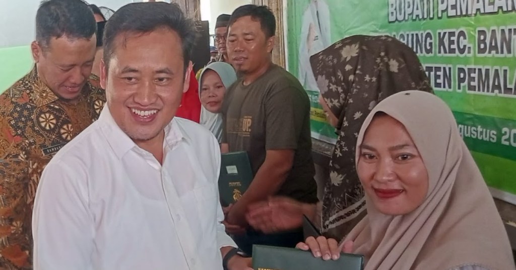 Bupati Pemalang Serahkan 250 Sertifikat Tanah Program PTSL di Desa Pedagung