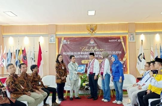 Robby-Nina Menjadi Pasangan Terakhir Mendaftar di Kantor KPU Salatiga