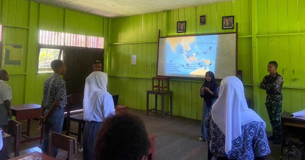 Satgas Yonif 762/VYS Memberikan Materi Wawasan Kebangsaan Kepada Siswa SMAN 1&nbsp;Kokoda