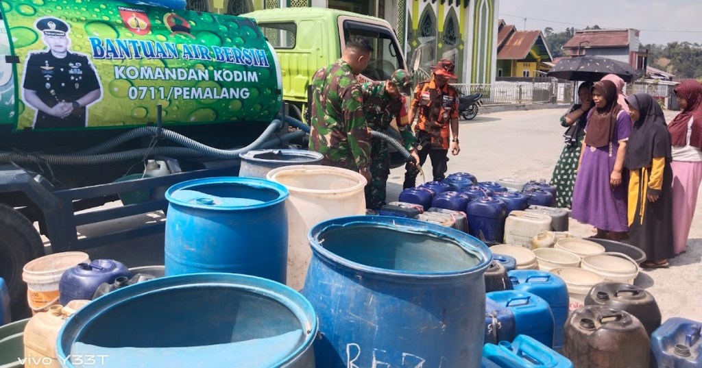 Dandim Pemalang Berikan Bantuan Air Bersih Kepada Warga Desa&nbsp;Siremeng