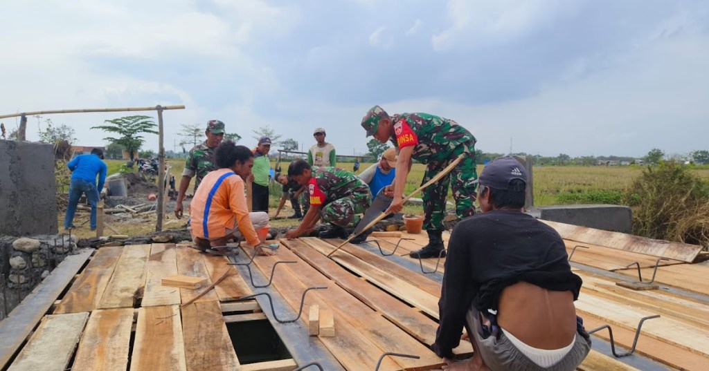 Gotong Royong Pembangunan Jembatan Penghubung Akses&nbsp;Pertanian